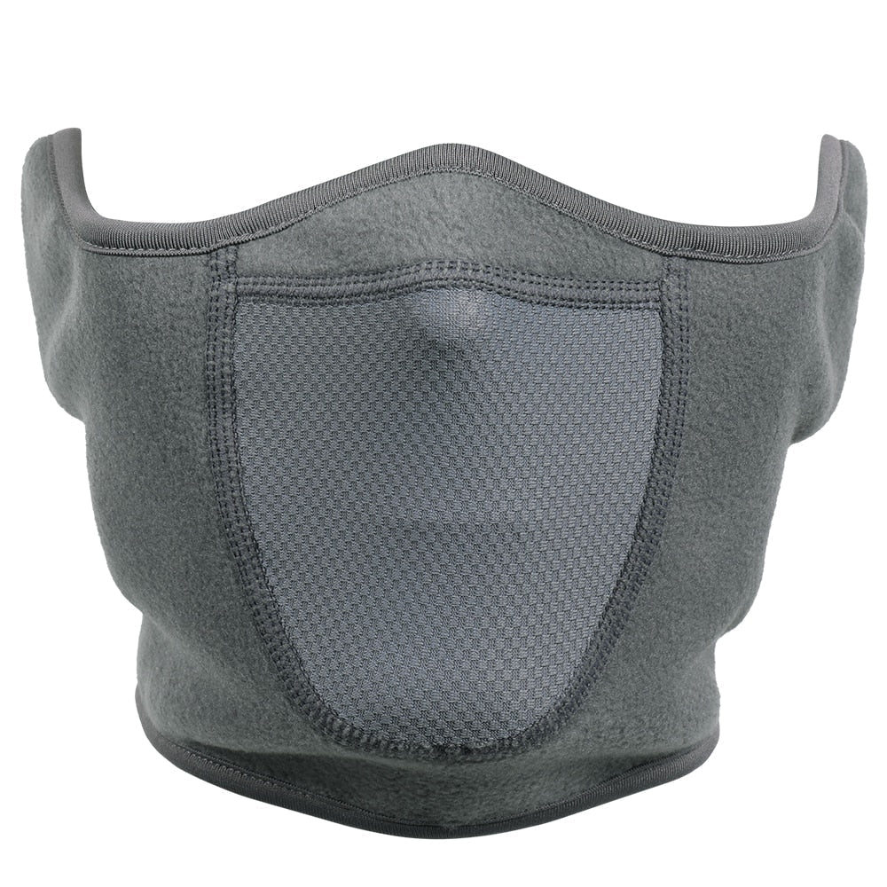 Maske und warme Thermoschicht für den Winter