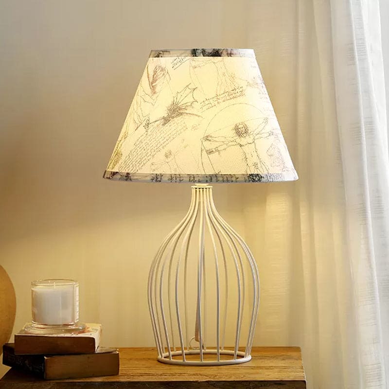 Elegante Tischlampe aus Metall mit konischem Lampenschirm