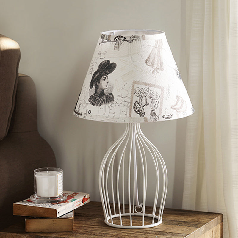 Elegante Tischlampe aus Metall mit konischem Lampenschirm