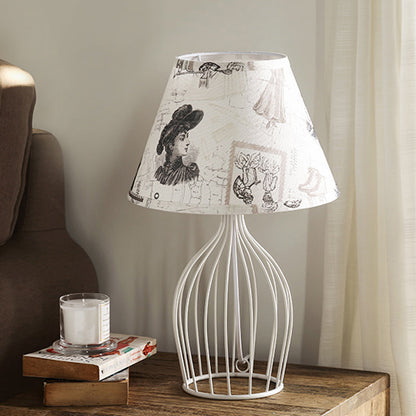 Elegante Tischlampe aus Metall mit konischem Lampenschirm