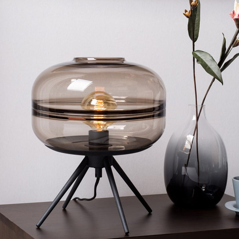 Elegante und originelle Stehlampe mit Fußgestell