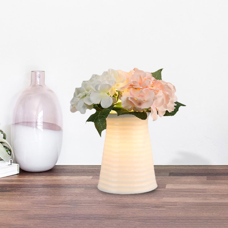 Elegante Nachttischlampe aus Glas für das Schlafzimmer