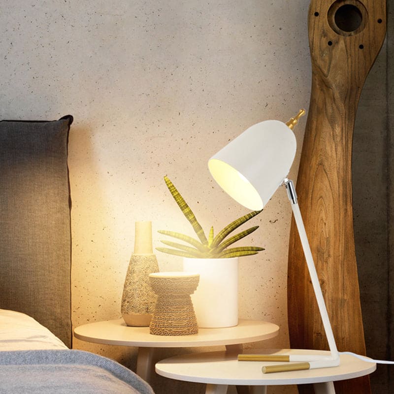 Elegante Schreibtischlampe aus Metall mit gewölbtem Lampenschirm