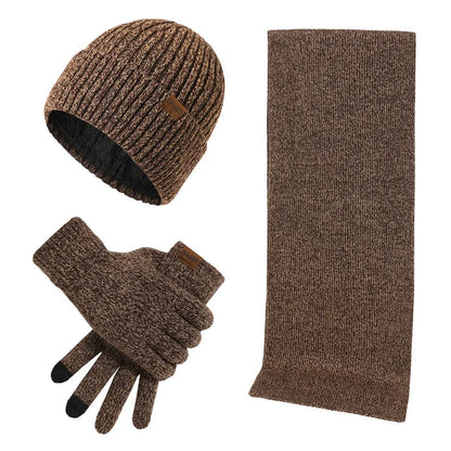 Warme Winterausstattung mit Mütze, Schal und Handschuhen